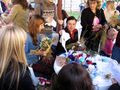 Дівчата вчаться робити ляльки-мотанки