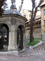 Криниця з ротондою в подвір'ї монастиря Бернардинів